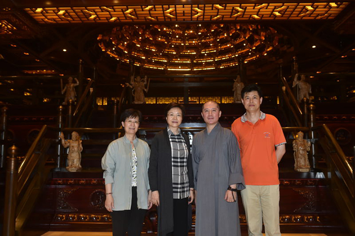 王燕文部长视察钟山工程承建的大屿山万佛宝殿工程